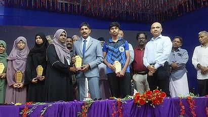 கல்வியில் சிறந்து விளங்கும் மாணவ- மாணவிகளுக்கு பரிசு வழங்கும் ஓய்வு பெற்ற டிஜிபி சைலேந்திரபாபு.