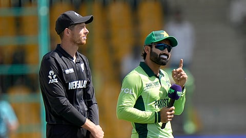 நியூசி கேப்டன், பாகிஸ்தான் கேப்டன். 