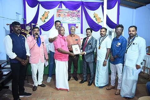  சிறப்பாக பணியாற்றியவருக்கு விருது வழங்கினாா் அரிமா சங்க மாவட்ட ஆளுநா் பி. அய்யாதுரை.