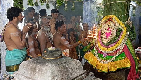 திருச்செந்தூர் அருள்தரும் வெயிலுகந்தம்மன் கோயிலில்  மாசித்திருவிழா கொடியேற்றத்தை தொடர்ந்து கொடிமரத்திற்கு நடந்த சிறப்பு தீபாராதனை.