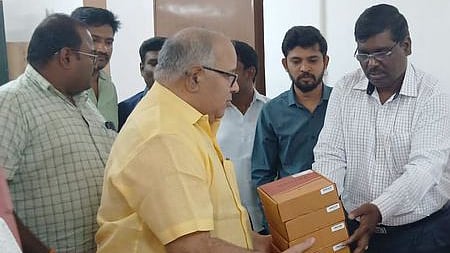 அரசு கேபிள் டிவி ஆபரேட்டா்களுக்கு  வியாழக்கிழமை செட்டாப் பாக்ஸ் வழங்கிய துணை ஆட்சியா் ரமேஷ்குமாா்.