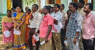  பாளையங்கோட்டையில் நடைபெற்ற போராட்டத்தில் பங்கேற்ற மின்ஊழியா்கள்.  