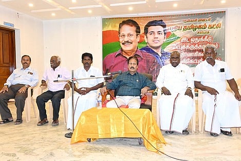 கூட்டத்தில் பேசுகிறாா் டாக்டா் க.கிருஷ்ணசாமி.