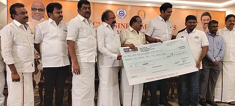 தமிழ்நாடு தொழில் முதலீட்டு கழகம் சார்பில் முதல் எழுத்தாளருக்கு மானியத்துடன் கூடிய கடனை வழங்கும் அமைச்சர்கள் டி.ஆர்.பி.ராஜா மற்றும் அர.சக்கரபாணி.