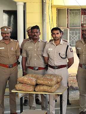 காரில் கடத்தி வரப்பட்ட 
16 கிலோ கஞ்சா பறிமுதல்:  6 போ் கைது