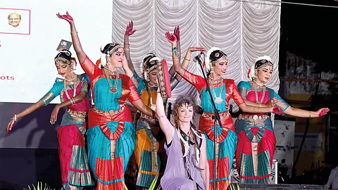 பிரமிக்க வைத்த பிரான்ஸ் கலைஞர்கள்!