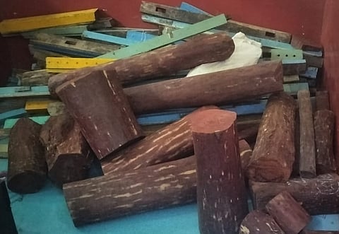 வியாசர்பாடியில் ஒரு டன் செம்மரக்கட்டைகள் பறிமுதல்! 