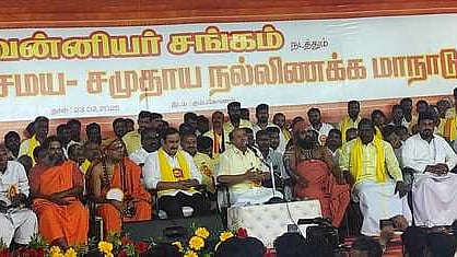 கும்பகோணத்தில் ஞாயிற்றுக்கிழமை நடைபெற்ற வன்னியா் சங்க சமய சமுதாய நல்லிணக்க மாநாட்டில் பேசிய பாமக நிறுவனா் ராமதாஸ்.