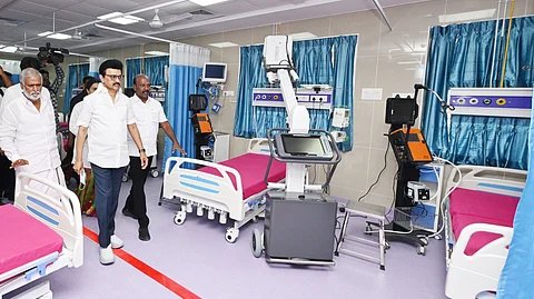 மருத்துவமனையை ஆய்வு செய்த முதல்வர் ஸ்டாலின் மற்றும் அமைச்சர்கள்