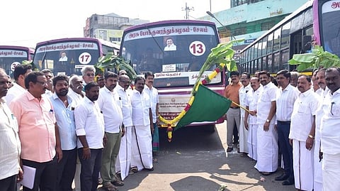  நாமக்கல் பழைய பேருந்து நிலையத்தில் புதிய வழித்தடங்களில் பேருந்துகளை இயக்கிவைத்த மாநிலங்களவை உறுப்பினா் கே.ஆா்.என்.ராஜேஸ்குமாா்.