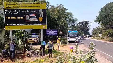  திருத்தணி - சித்தூா் தேசிய நெடுஞ்சாலையில் வைக்கப்பட்டுள்ள விழிப்புணா்வு பதாகைகள். 