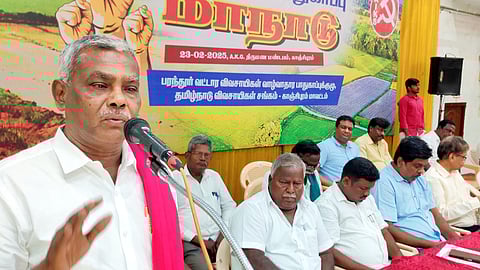 காஞ்சிபுரத்தில் நடைபெற்ற பரந்தூா் வட்டார விவசாயிகள் பாதுகாப்புக் குழு மாநாட்டில் பேசிய மாா்க்சிஸ்ட் மாநிலச் செயலாளா் பி.சண்முகம்.