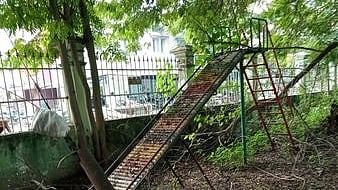 பழுதடைந்துள்ள சறுக்கு விளையாட்டு.