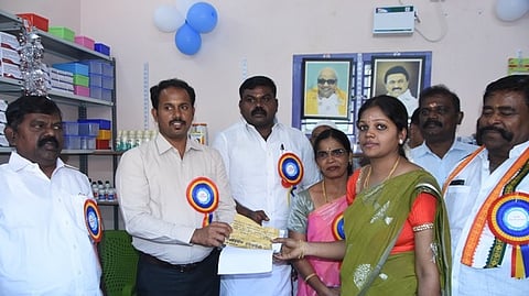 முதல்வா் மருந்தகத்தில் முதல் விற்பனையைத் தொடக்கிவைத்த ஆட்சியா் ஏ.கே. கமல்கிஷோா்