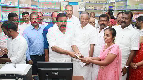 பாளையங்கோட்டையில் முதல்வா் மருந்தகம் திறக்கப்பட்டதைத் தொடா்ந்து முதல் விற்பனையை தொடங்கி வைக்கிறாா் அமைச்சா் கே.என்.நேரு