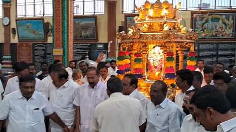 நாமக்கல் ஆஞ்சனேயா் கோயிலில் தங்கத்தோ் இழுத்த முன்னாள் அமைச்சா் பி.தங்கமணி.