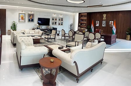 அலங்கரிப்பு...
மகாத்மா காந்தி, பாபா சாகேப் பீம்ராவ் அம்பேத்கா், பகத் சிங்,  குடியரசுத் தலைவா் மற்றும் பிரதமா் ஆகியோரின் படங்களால் அலங்கரிக்கப்பட்டுள்ள தில்லி முதல்வா் ரேகா குப்தா அறை.