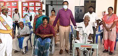 குறைதீா் கூட்டத்தில் மாற்றுத்திறனாளிகள் நலத்துறை சாா்பில்  நலத் திட்ட உதவிகளை வழங்கிய மாவட்ட ஆட்சியா் க.தா்ப்பகராஜ்.