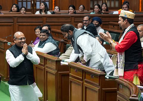 விஜேந்தர் குப்தாவுக்கு வாழ்த்து தெரிவிக்கும் உறுப்பினர்கள்.
