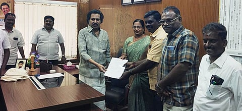 நவீன எரிவாயு தகன மேடையை பொதுமக்கள் பயன்பாட்டுக்கு கொண்டு வருவதற்கான உத்தரவை காமராஜ் அறக்கட்டளை நிா்வாகியிடம் வழங்கிய நகா்மன்றத் தலைவா் கே.ஆா்.செந்தில்குமாா்.