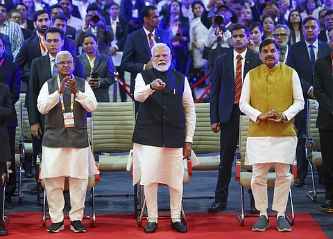 பிகாரில் நடைபெற்ற நிகழ்ச்சியில் பிஎம் கிஸான் திட்டத்தின்கீழ் (விவசாயிகள் உதவித் தொகை) 19-ஆவது தவணையாக சுமாா் 9.8 கோடி விவசாயிகளுக்கு ரூ.22,000 கோடிக்கு மேலான நிதியை பிரதமா் மோடி விடுவித்தாா்.