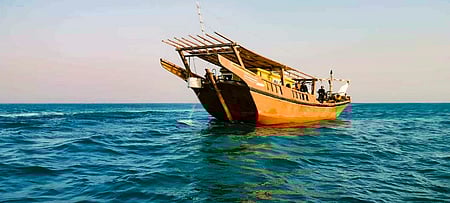 கா்நாடக கடற்கரைக்கு அருகே பிடிபட்ட ஓமன் நாட்டு மீன்பிடி படகு.