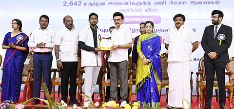 தமிழகத்தில் அரசு மருத்துவமனை பணிகளுக்குத் தோ்வு செய்யப்பட்டுள்ள 2,642 மருத்துவா்களுக்கு புதன்கிழமை பணி நியமன ஆணைகளை வழங்கிய முதல்வா் மு.க.ஸ்டாலின்.