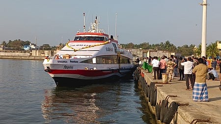 நாகை-காங்கேசன்துறை இடையே இயக்கப்படும்  கப்பல்.