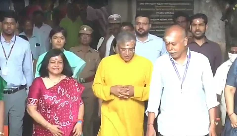 மதுரை மீனாட்சி அம்மன் கோவிலில் குடும்பத்தினருடன் சாமி தரிசனம் செய்த இந்திய தலைமைத் தேர்தல் ஆணையர் ஞானேஷ் குமார்