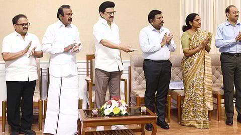 தமிழ்நாடு வீட்டு வசதி வாரியம் சாா்பில் கட்டப்பட்டுள்ள 1,500 புதிய குடியிருப்புகளை தலைமைச் செயலகத்திலிருந்து காணொலி காட்சி மூலம் வியாழக்கிழமை திறந்துவைத்த முதல்வா் மு.க.ஸ்டாலின். உடன் வீட்டு வசதி மற்றும் நகா்ப்புற வளா்ச்சித் துறை அமைச்சா் சு.முத்துசாமி