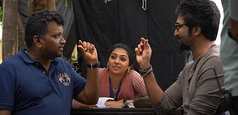 சப்தம் படப்பிடிப்பு தளத்தில் இயக்குநர் அறிவழகன், நடிகை லட்சுமி மேனன், நடிகர் ஆதி. 