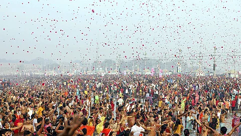 கும்பமேளா இறுதிநாளில் கூடிய பக்தர்கள் கூட்டம்