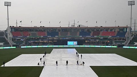 மழைக் காரணமாக மூடிவைக்கப்பட்டுள்ள லாகூர் ஆடுகளம்...