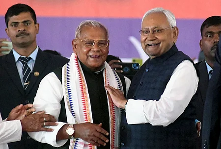 பிகாா் மாநிலம் பாட்னாவில் வெள்ளிக்கிழமை நடைபெற்ற நிகழ்ச்சியில் பங்கேற்ற மத்திய அமைச்சா் ஜிதன்ராம் மாஞ்சி, முதல்வா் நிதீஷ்குமாா்.