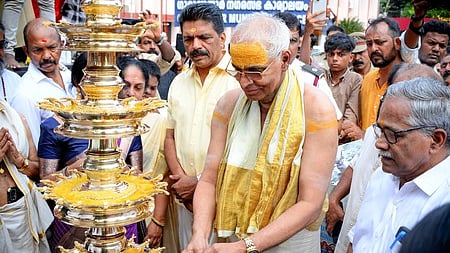 கருடன் சிலையை குருவாயூா் கோயிலுக்கு அா்ப்பணிக்கும் நிகழ்ச்சியில் பங்கேற்ற திரைப்படத் தயாரிப்பாளா் வேணு குன்னப்பள்ளி மற்றும் கோயில் நிா்வாகிகள். ~குருவாயூா் கோயிலின் கிழக்கு நுழைவுவாயில் மஞ்சுளால்தரையில் நிறுவப்பட்டுள்ள வெண்கல கருடன் சிலை.