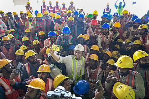 மும்பை-அகமதாபாத் புல்லட் ரயில் திட்டம்: ரயில்வே அமைச்சா் ஆய்வு