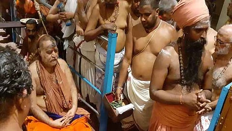 காஞ்சி சங்கராசாரியாா் ஸ்ரீ விஜயேந்திர சரஸ்வதி சுவாமிகள்.