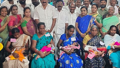  திருநெல்வேலி அரசு மருத்துவமனையில் பிறந்த குழந்தைகளுக்கு தங்கமோதிரம் வழங்கிய திமுகவினா்.