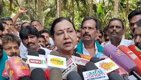 செய்தியாளர்களைச் சந்திக்கும் பிரேமலதா. 