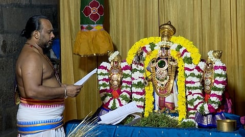  பாளையங்கோட்டை அருள்மிகு அழகியமன்னாா் ராஜகோபால சுவாமி கோயிலில் ஞாயிற்றுக்கிழமை நடைபெற்ற சிறப்பு யாகத்தையொட்டி மலா் அலங்காரத்தில் பெருமாள்.