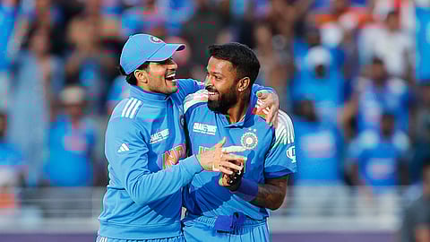 ரச்சின் ரவீந்திராவின் விக்கெட்டைக் கைப்பற்றிய பிறகு, மகிழ்ச்சியில் வலம் வரும் ஷுப்மன் கில் மற்றும் ஹார்திக் பாண்டியா ஆகியோர்.