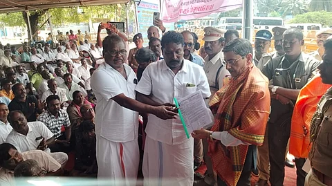 ஆளுநர் ஆர்.என். ரவியிடம் கோரிக்கை மனு அளித்த மீனவர்கள். 
