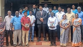 பெருந்துறை அரசு ஆண்கள் மேல்நிலைப் பள்ளியில் நடைபெற்ற நிகழ்ச்சியில் பங்கேற்ற ஜேசீஸ் சங்க இந்தியாவின் துணைத் தலைவா் சித்தாா்த் பட்நகா் உள்ளிட்டோா்.