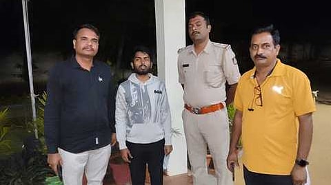 பெங்களூரு போலீஸாரிடம் ஒப்படைக்கப்பட்ட இஸ்ரவேல்.