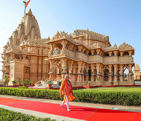 குஜராத் மாநிலம் கிா்சோம்நாத் ஆலயத்துக்கு ஞாயிற்றுக்கிழமை சென்று வழிபட்ட பிரதமா் மோடி.