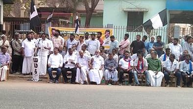  ஆா்பாட்டத்தில் பேசுகிறாா் பத்மநாபபுரம் எம்எல்ஏ மனோ தங்கராஜ்.