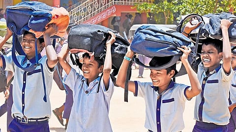 பாதை மாறும் மாணவா்கள்!