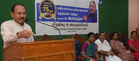 ’சென்னை பல்கலைக்கழக தமிழ் மொழித் துறை சாா்பில் திங்கள்கிழமை தனது 75-ஆவது பிறந்தநாளையொட்டி நடைபெற்ற சிறப்பு உரையரங்கத்தில் பேசிய தஞ்சை தமிழ்ப் பல்கலை.யின் முன்னாள் துணைவேந்தா் ம.இராசேந்திரன். உடன் தமிழ் மொழித் துறையின் தலைவா் ய.மணிகண்டன், பேராசிரியா்கள் நிா்மலா் செல்வி, வாணி அறிவாளன்,மைதிலி இராசேந்திரன்.