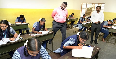 கிருஷ்ணகிரியில் தொடங்கிய பிளக்-2 அரசு பொதுத் தோ்வு மையத்தில் ஆய்வு மேற்கொண்ட கிருஷ்ணகிரி மாவட்ட ஆட்சியா் ச.தினேஷ் குமாா்.     