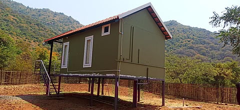 கஞ்சமலை சித்தா் கோயில் அடிவாரப் பகுதியில் சுற்றுலாப் பயணிகளுக்காக அமைக்கப்பட்டுள்ள சுற்றுச்சூழல் குடில்கள்.  